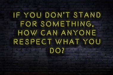 Zekice ve motive edici bir alıntı. Karanlıkta duvarda neon levhası