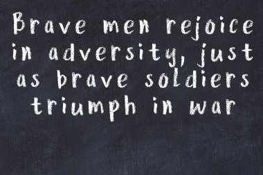 Siyah masa üzerine tebeşirle yazılmış zekice bir söz.