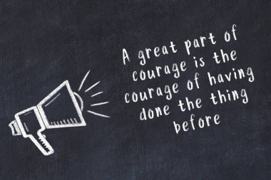 Bir hoparlörün tebeşir çizimi ve siyah karatahtaya el yazısıyla yazılmış alıntılar