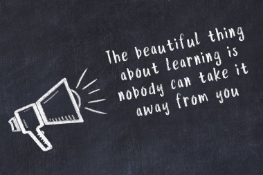 Bir hoparlörün tebeşir çizimi ve siyah karatahtaya el yazısıyla yazılmış alıntılar