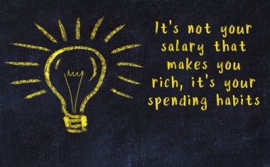 Bir karatahtaya ve bir ampul çizimine elle yazılmış akıllı bir alıntı.