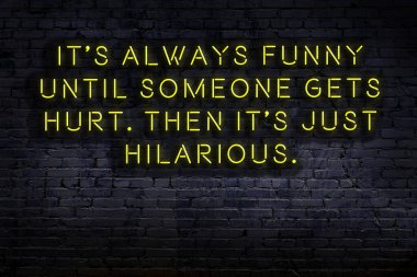 Tuğla duvardaki bilgece alıntıların neon yazıları üzerine gece görüşü