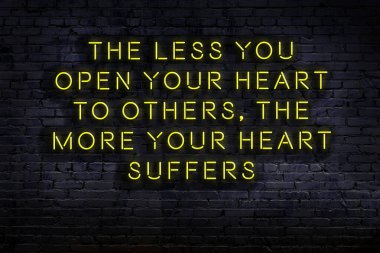 Tuğla duvardaki ışıklı neon tabela olarak bilgece alıntı