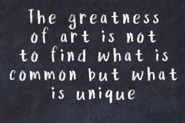 Siyah masa üzerine tebeşirle yazılmış zekice bir söz.