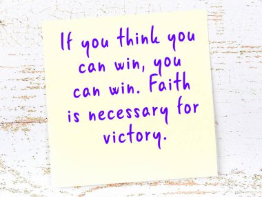 Sarı yapışkan not, ahşap duvarda el yazısıyla yazılmış zekice bir alıntıyla.