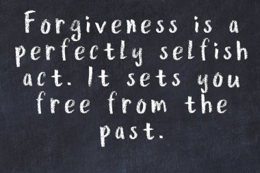 Siyah masa üzerine tebeşirle yazılmış zekice bir söz.