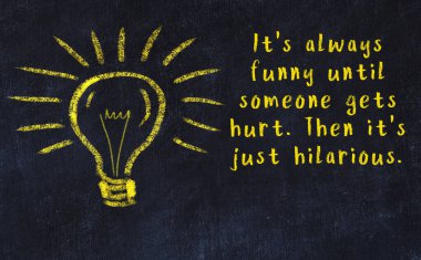 Bilgece bir alıntı ve siyah karatahtaya bir ampul çizimi