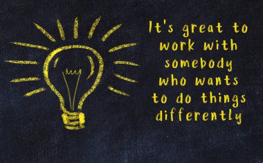 Bilgece bir alıntı ve siyah karatahtaya bir ampul çizimi