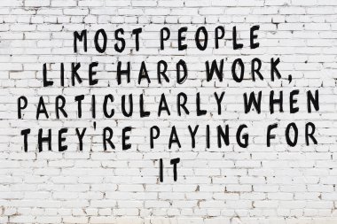 Üzerinde mantıklı alıntıların yazılı olduğu siyah boyanmış beyaz tuğla duvar.