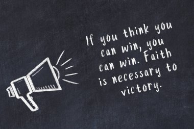 Bilge motivasyonel yazıtlı siyah karatahtaya hoparlör çizimi