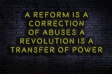 Zekice ve motive edici bir alıntı. Karanlıkta duvarda neon levhası