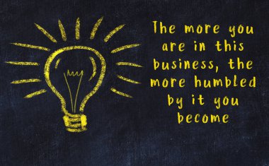 Bir karatahtaya ve bir ampul çizimine elle yazılmış akıllı bir alıntı.