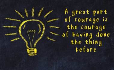 Bir karatahtaya ve bir ampul çizimine elle yazılmış akıllı bir alıntı.