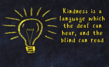 Bilgece bir alıntı ve siyah karatahtaya bir ampul çizimi