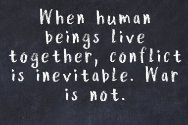 Siyah tahta üzerine akıllı alıntıların el yazması tebeşir yazısı