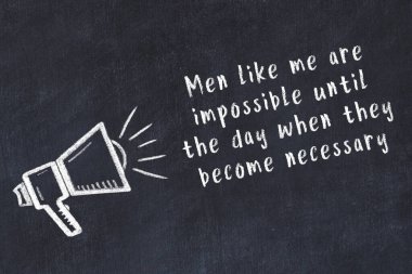 Bir hoparlörün tebeşir çizimi ve siyah karatahtaya el yazısıyla yazılmış alıntılar