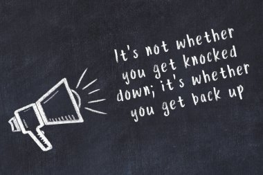 Bilge motivasyonel yazıtlı siyah karatahtaya hoparlör çizimi