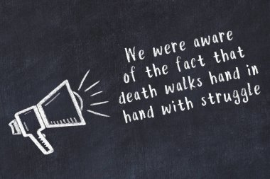 Bilge motivasyonel yazıtlı siyah karatahtaya hoparlör çizimi