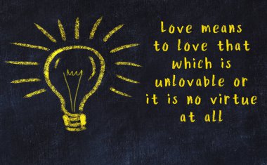 Bir karatahtaya ve bir ampul çizimine elle yazılmış akıllı bir alıntı.