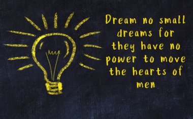 Bilgece bir alıntı ve siyah karatahtaya bir ampul çizimi