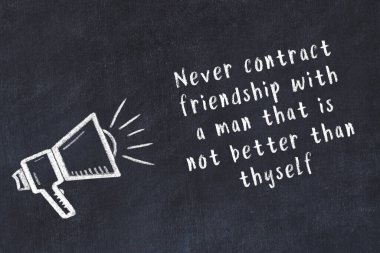 Bilge motivasyonel yazıtlı siyah karatahtaya hoparlör çizimi