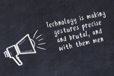 Bir hoparlörün tebeşir çizimi ve siyah karatahtaya el yazısıyla yazılmış alıntılar