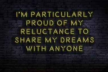 Zekice ve motive edici bir alıntı. Karanlıkta duvarda neon levhası