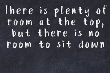 Siyah tahta üzerine akıllı alıntıların el yazması tebeşir yazısı