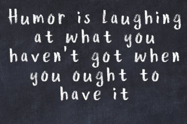 Siyah masa üzerine tebeşirle yazılmış zekice bir söz.