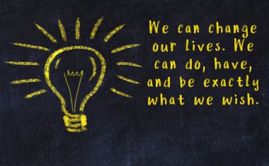 Bilgece bir alıntı ve siyah karatahtaya bir ampul çizimi