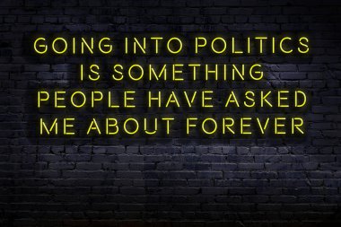 Tuğla duvardaki bilgece alıntıların neon yazıları üzerine gece görüşü