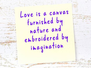 Sarı yapışkan not, ahşap duvarda el yazısıyla yazılmış zekice bir alıntıyla.