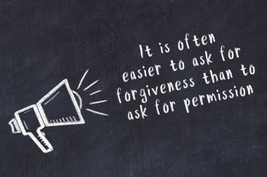 Bilge motivasyonel yazıtlı siyah karatahtaya hoparlör çizimi