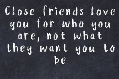 Siyah masa üzerine tebeşirle yazılmış zekice bir söz.