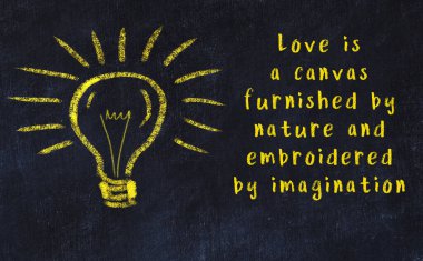 Bir karatahtaya ve bir ampul çizimine elle yazılmış akıllı bir alıntı.