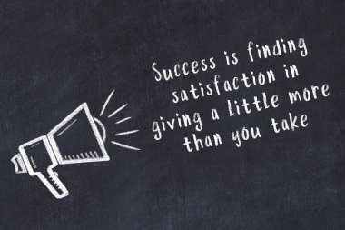 Bilge motivasyonel yazıtlı siyah karatahtaya hoparlör çizimi