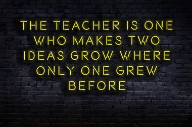 Tuğla duvardaki ışıklı neon tabela olarak bilgece alıntı