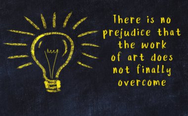 Bir karatahtaya ve bir ampul çizimine elle yazılmış akıllı bir alıntı.