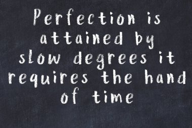 Siyah masa üzerine tebeşirle yazılmış zekice bir söz.