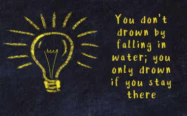 Bir karatahtaya ve bir ampul çizimine elle yazılmış akıllı bir alıntı.