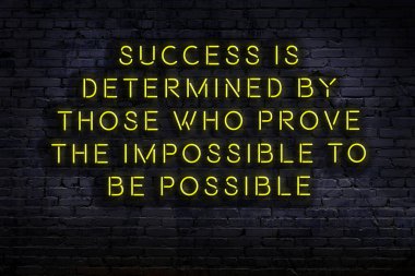 Zekice ve motive edici bir alıntı. Karanlıkta duvarda neon levhası