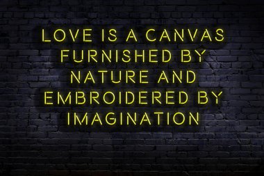 Zekice ve motive edici bir alıntı. Karanlıkta duvarda neon levhası