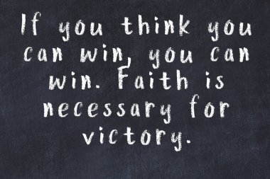 Bilgece motive edici el yazısı tebeşirle yazılmış siyah karatahta