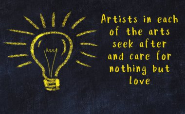 Bilgece bir alıntı ve siyah karatahtaya bir ampul çizimi