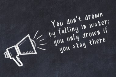 Bilge motivasyonel yazıtlı siyah karatahtaya hoparlör çizimi