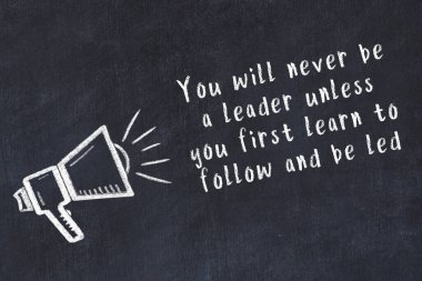 Bilge motivasyonel yazıtlı siyah karatahtaya hoparlör çizimi