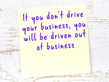 Tahta duvarda el yazısı motivasyon alıntısı olan sarı yapışkan not