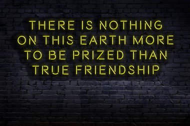 Tuğla duvardaki bilgece alıntıların neon yazıları üzerine gece görüşü