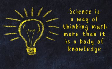 Bilgece bir alıntı ve siyah karatahtaya bir ampul çizimi