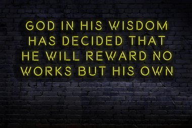 Tuğla duvardaki ışıklı neon tabela olarak bilgece alıntı